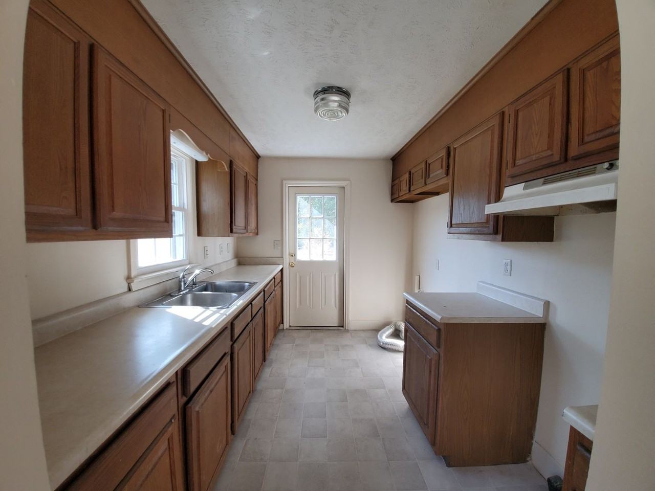 905 Fulton St - Photo 4 of 20