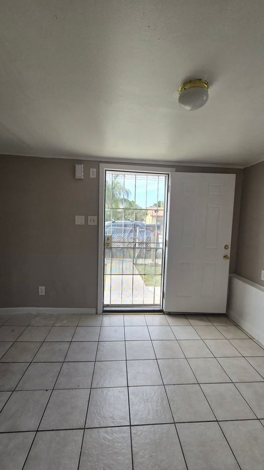 216 1/2 E Warren Ave - Photo 2 of 12