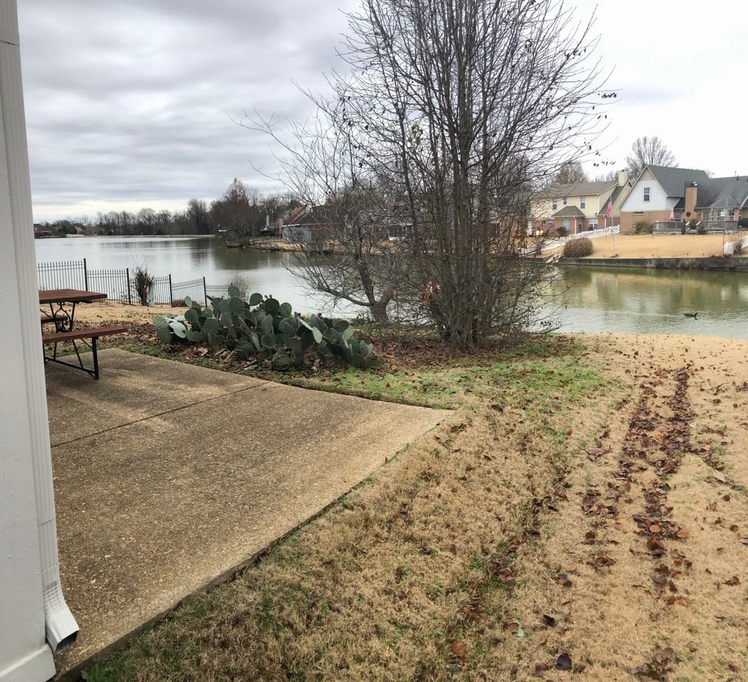 9237 Lakeshore Dr - Photo 3 of 12