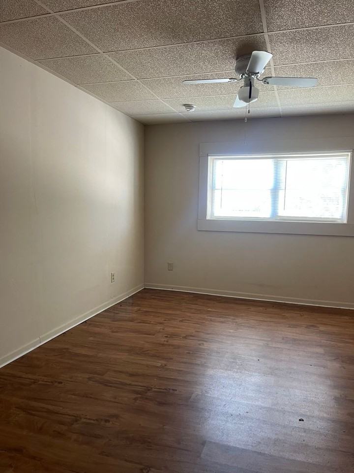 921 W Illinois St - Photo 3 of 5