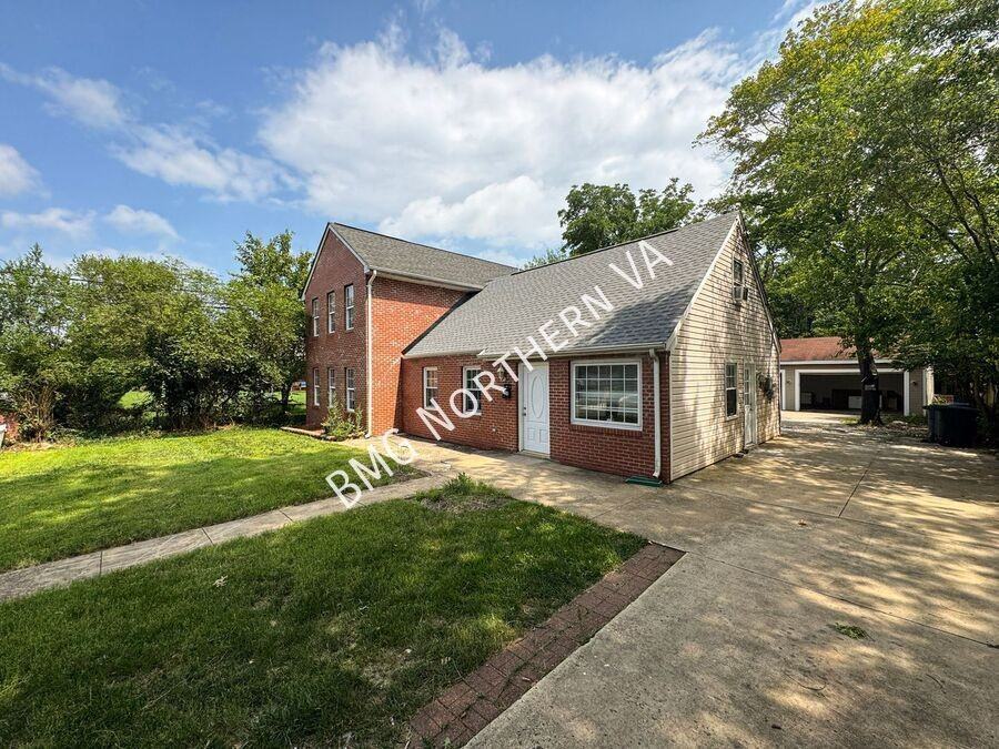 158 Baker St - Photo 3 of 36