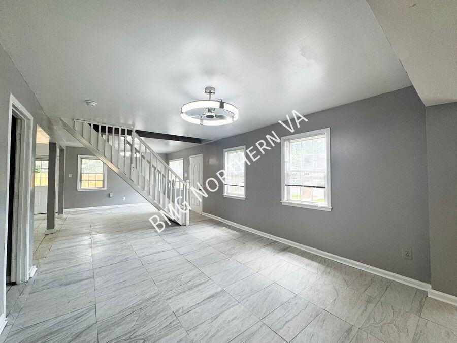 158 Baker St - Photo 5 of 36