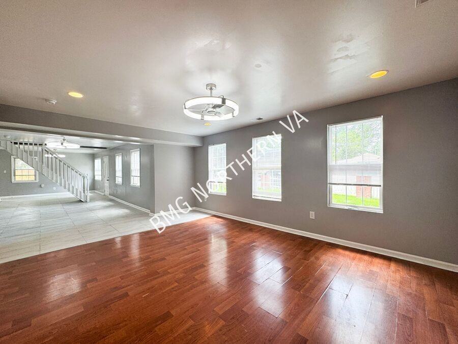 158 Baker St - Photo 6 of 36
