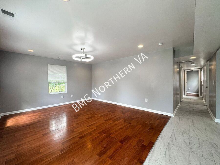 158 Baker St - Photo 7 of 36