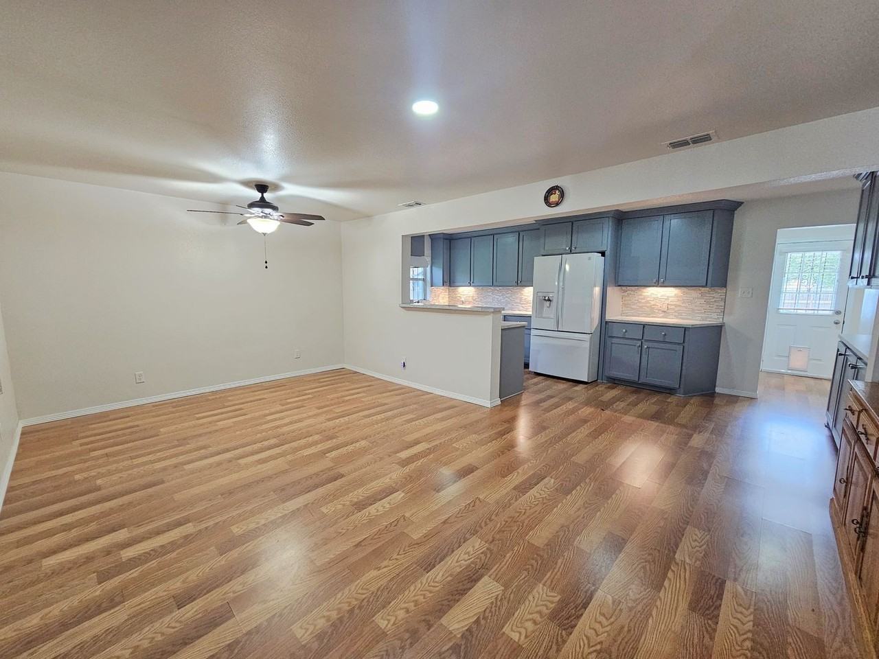 317 E Ebony St - Photo 4 of 15