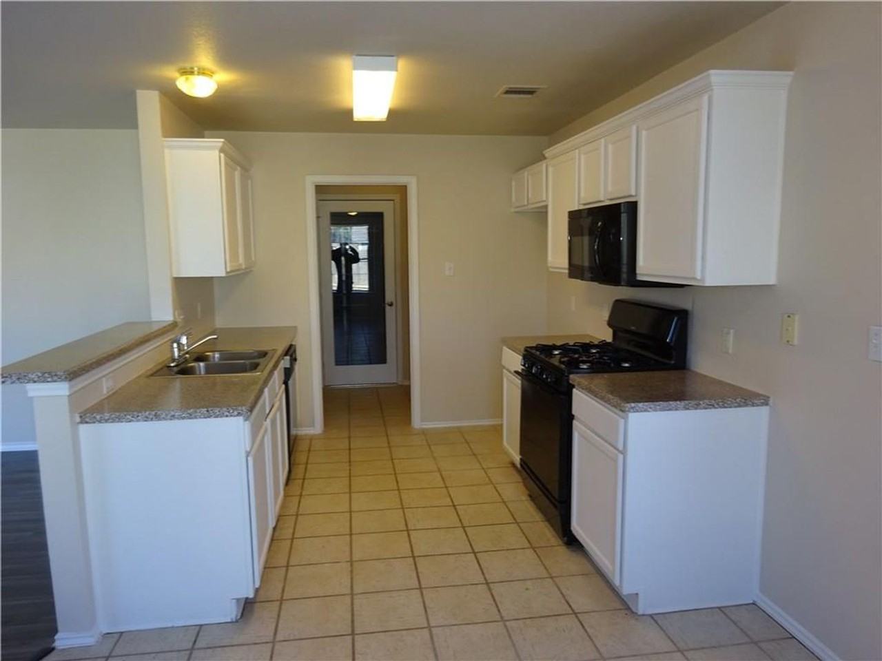 1016 Doras Dr - Photo 4 of 14