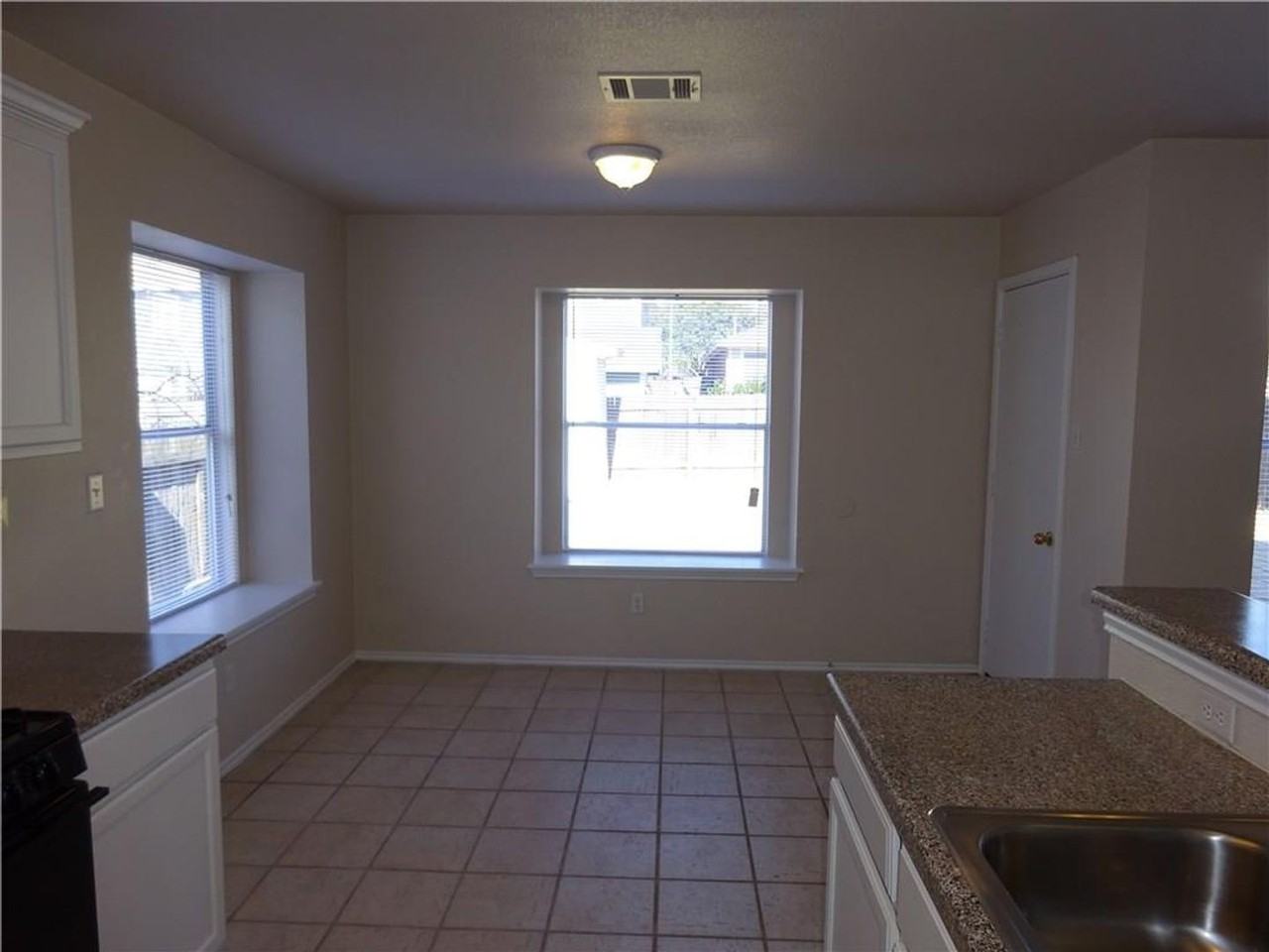 1016 Doras Dr - Photo 5 of 14