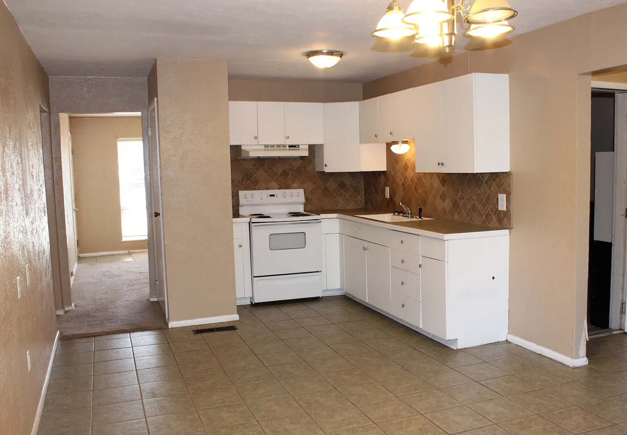 6404 Waynewood Ct - Photo 2 of 14