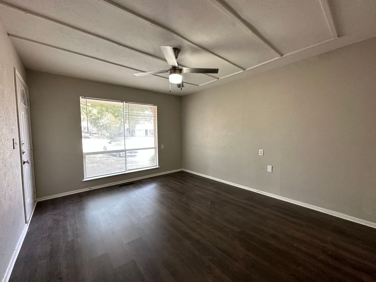 6404 Waynewood Ct - Photo 6 of 14