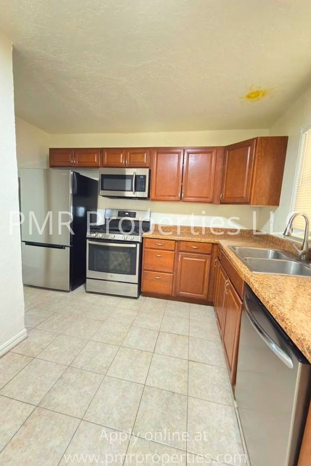 2146 Nw Lincoln Ave - Photo 2 of 9