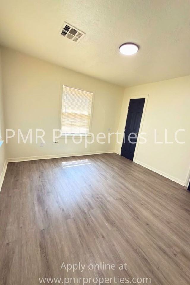 2146 Nw Lincoln Ave - Photo 3 of 9