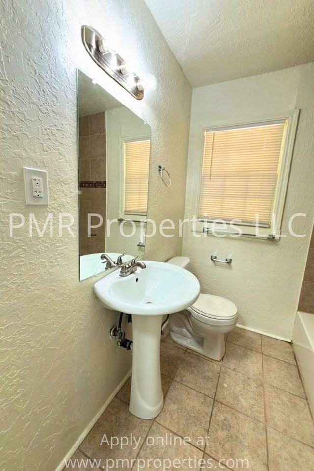 2146 Nw Lincoln Ave - Photo 5 of 9