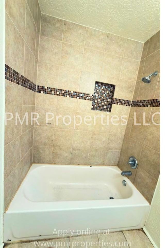 2146 Nw Lincoln Ave - Photo 6 of 9