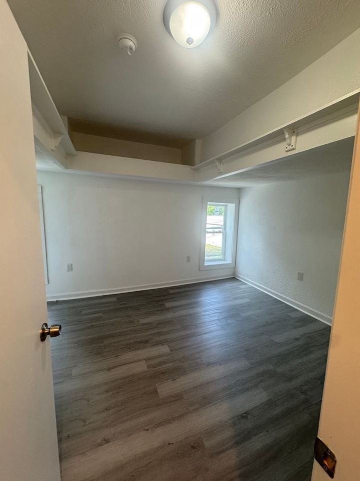 627 Valley St - Photo 4 of 8