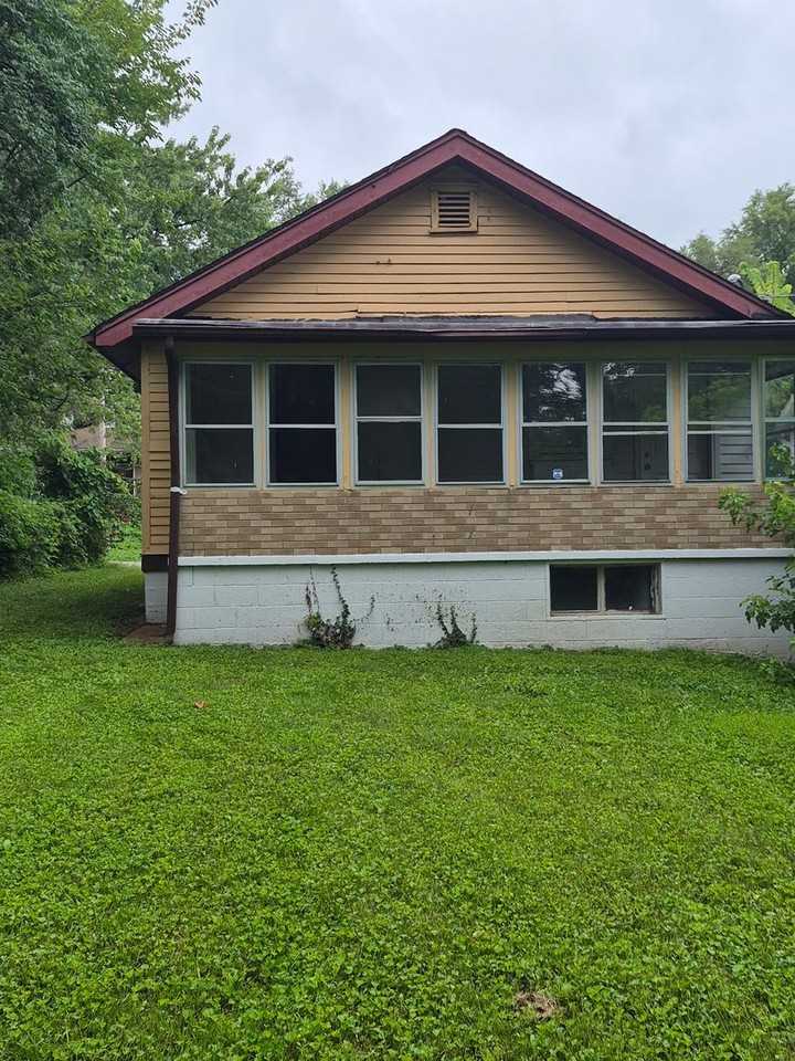 2140 Rosebud Ave - Photo 2 of 10