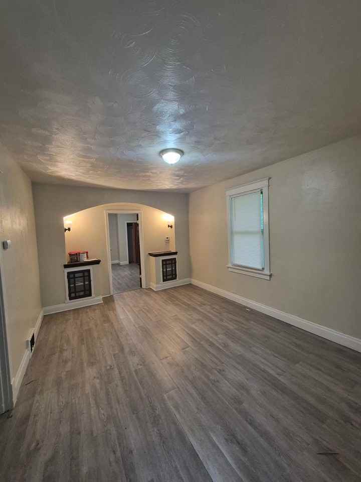 2140 Rosebud Ave - Photo 3 of 10