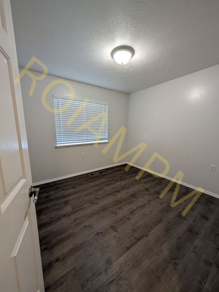 319 Lenore St - Photo 5 of 11