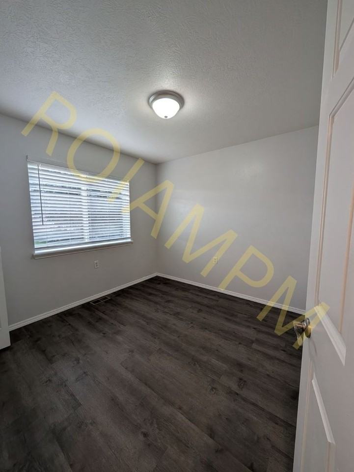 319 Lenore St - Photo 6 of 11