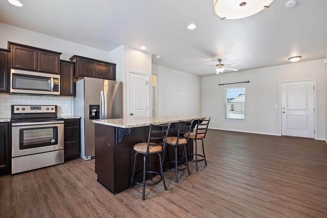 397 Marjorie St - Photo 4 of 26