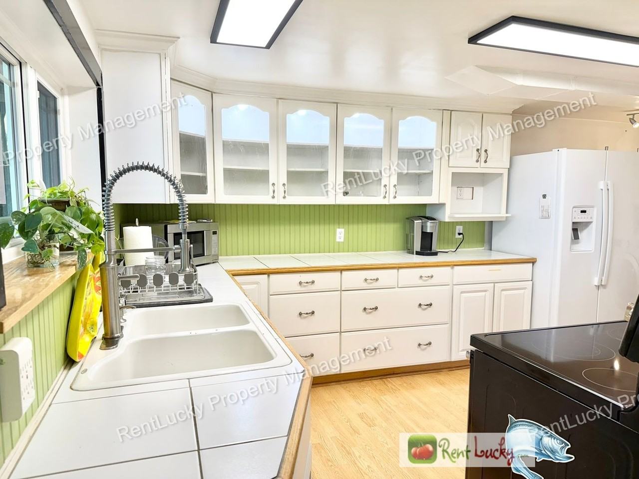 1612 Markham Ave Ne - Photo 2 of 38
