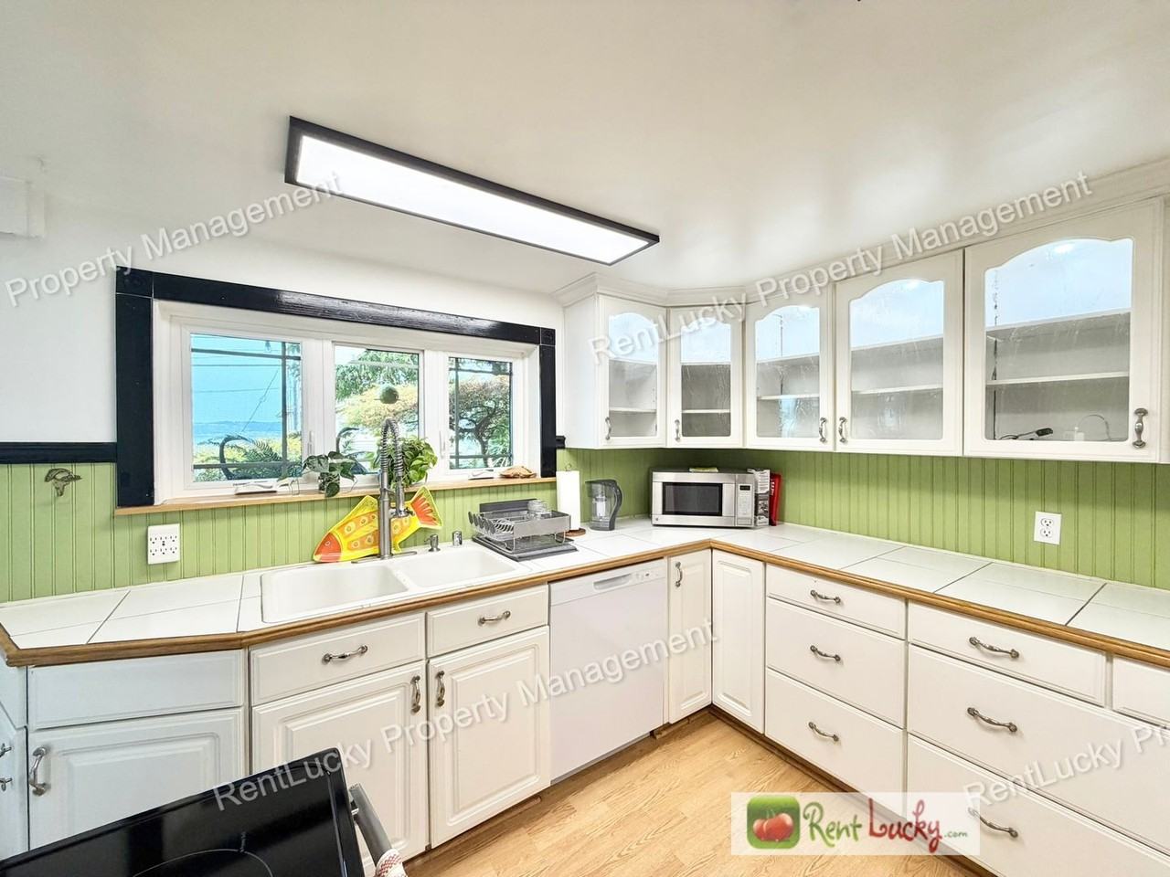 1612 Markham Ave Ne - Photo 3 of 38