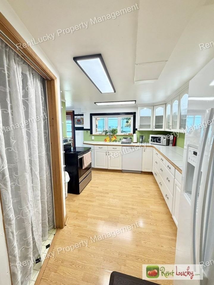 1612 Markham Ave Ne - Photo 7 of 38