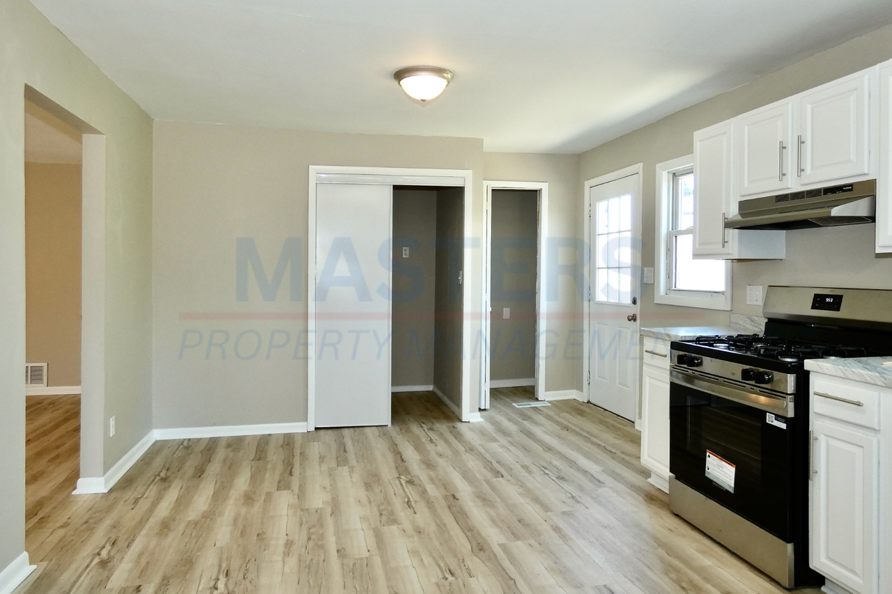 2163 Hoops Dr - Photo 2 of 19