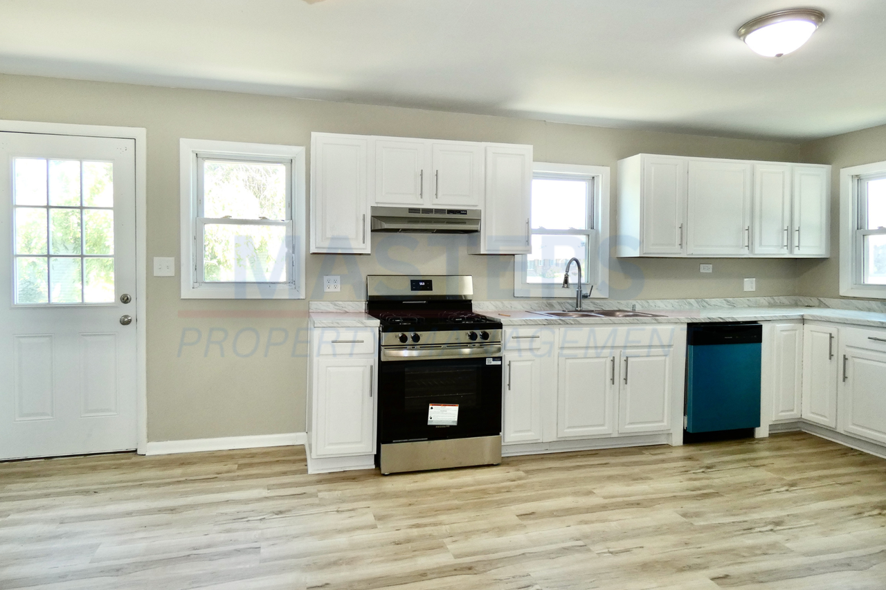 2163 Hoops Dr - Photo 3 of 19