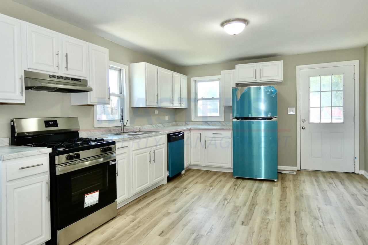 2163 Hoops Dr - Photo 4 of 19