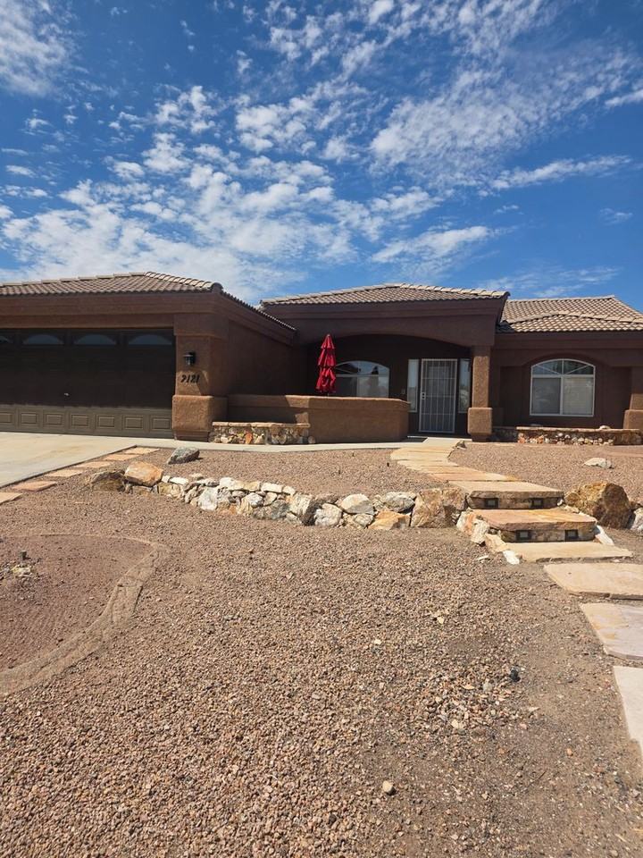 2121 E Desert Lakes Dr - Photo 2 of 41