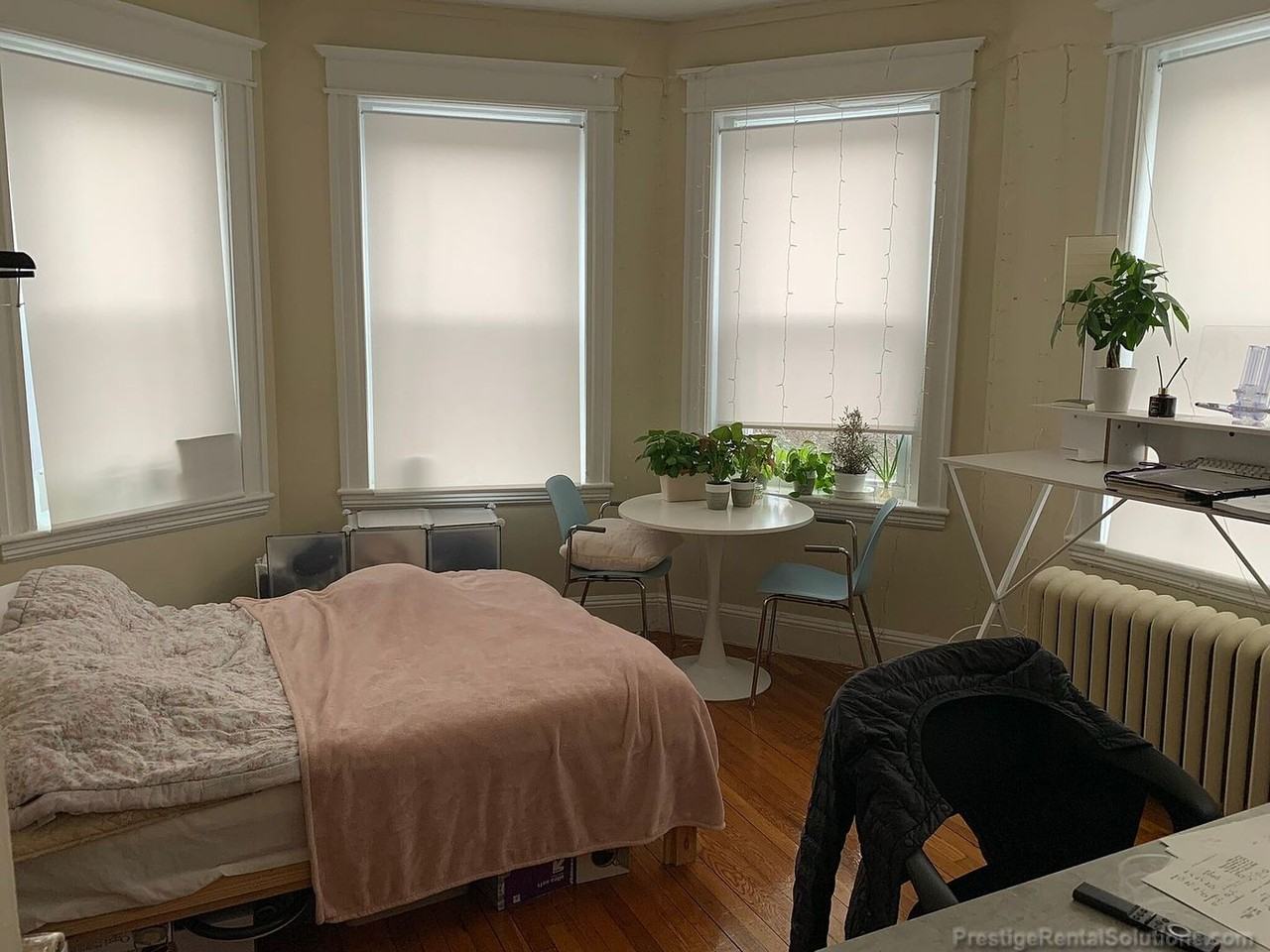 62 Woodstock Ave - Photo 2 of 9