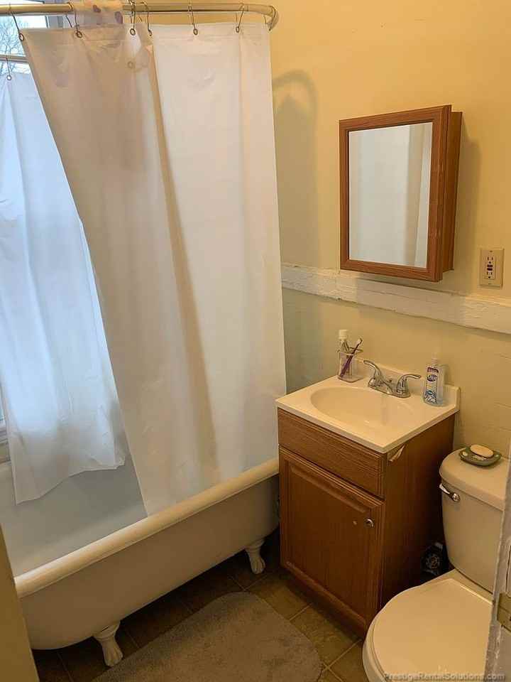 62 Woodstock Ave - Photo 4 of 9