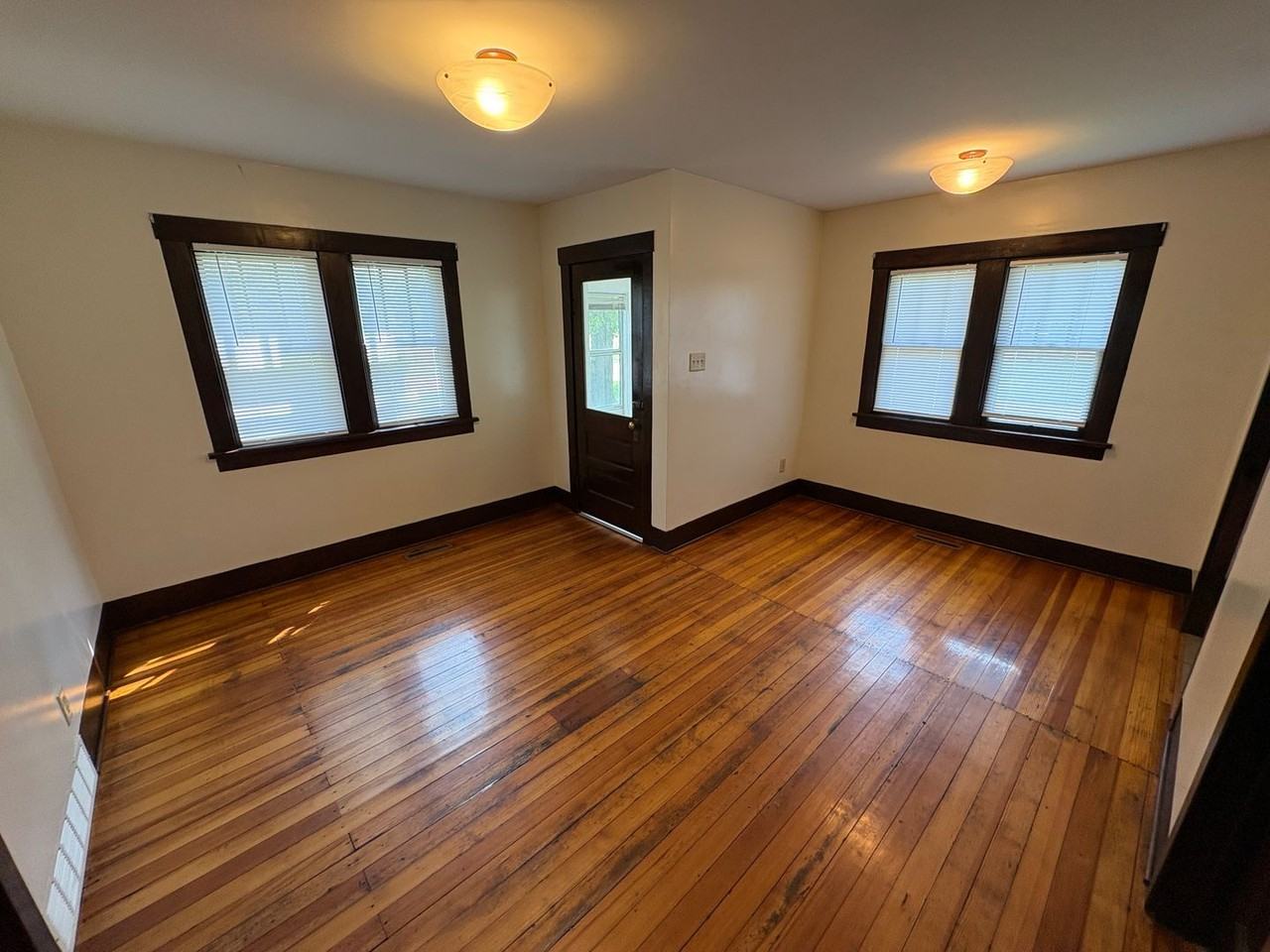 2209 Hawthorne Ave - Photo 2 of 48
