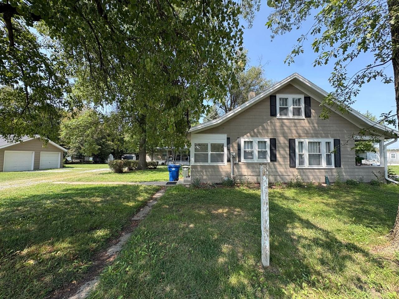 2209 Hawthorne Ave - Photo 5 of 48