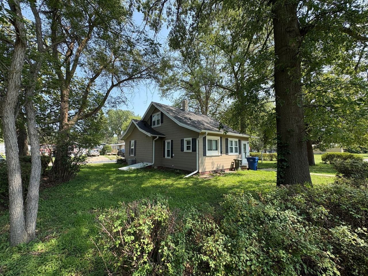 2209 Hawthorne Ave - Photo 3 of 48