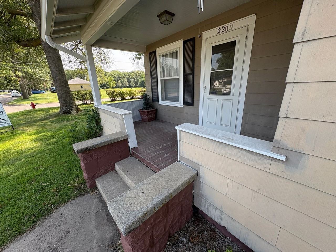 2209 Hawthorne Ave - Photo 7 of 48