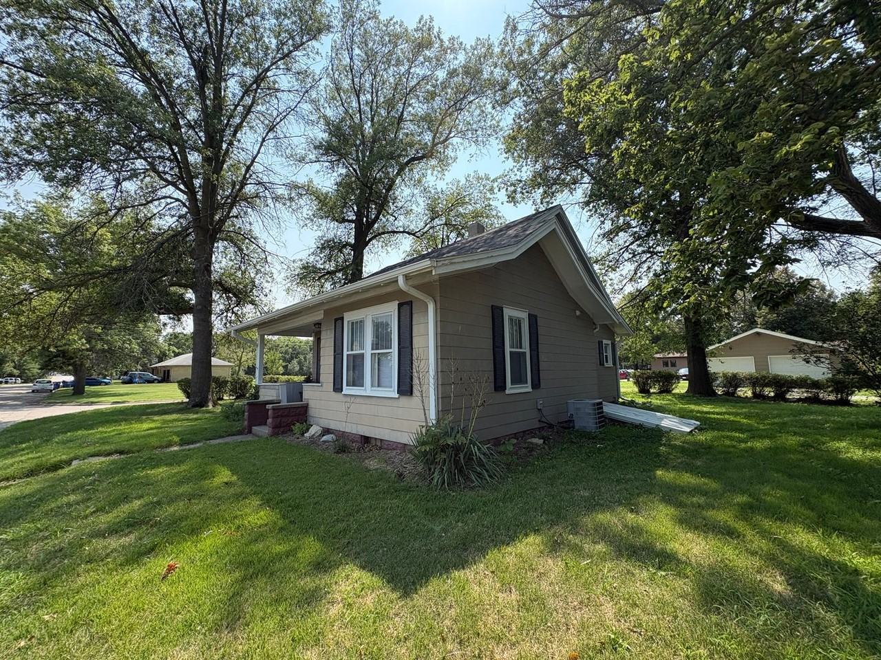 2209 Hawthorne Ave - Photo 6 of 48