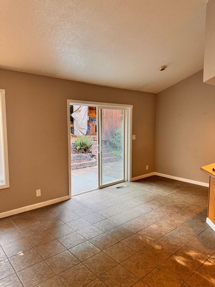 1327 Nw Vallejo Dr - Photo 2 of 13