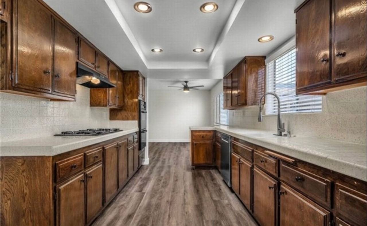 665 W 21st St - Photo 5 of 10