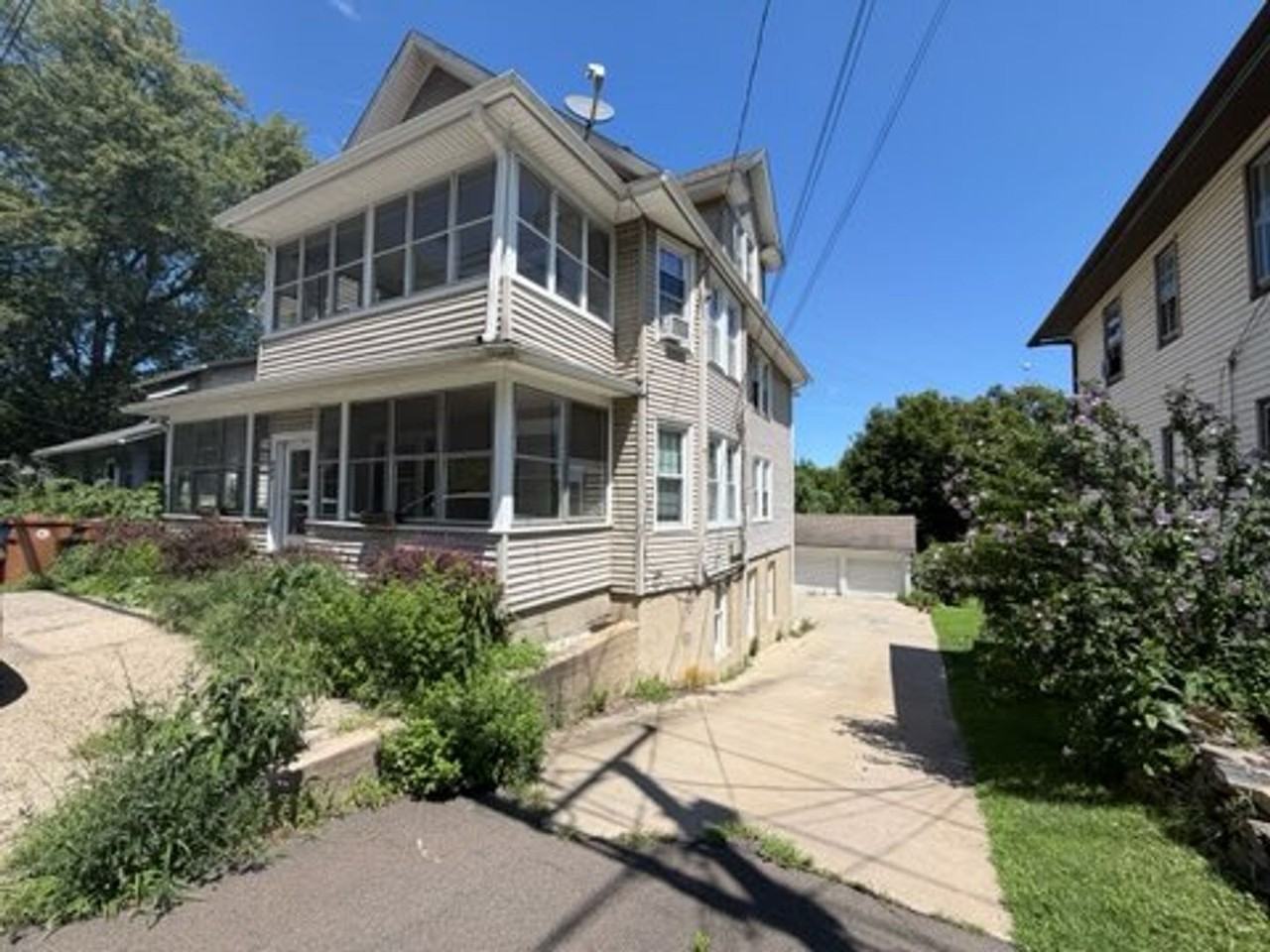 887 Howe Ave - Photo 2 of 17