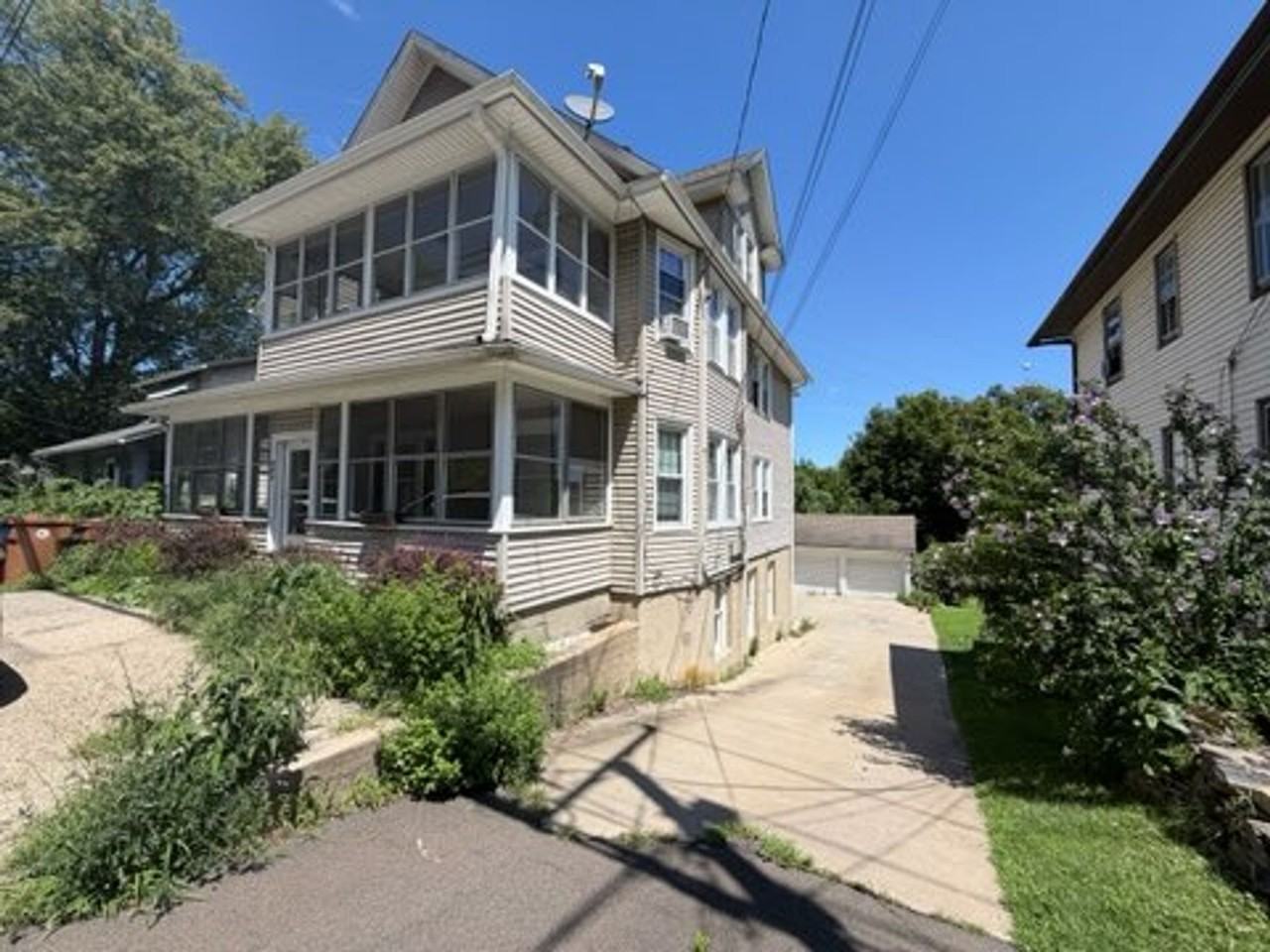 887 Howe Ave - Photo 3 of 17