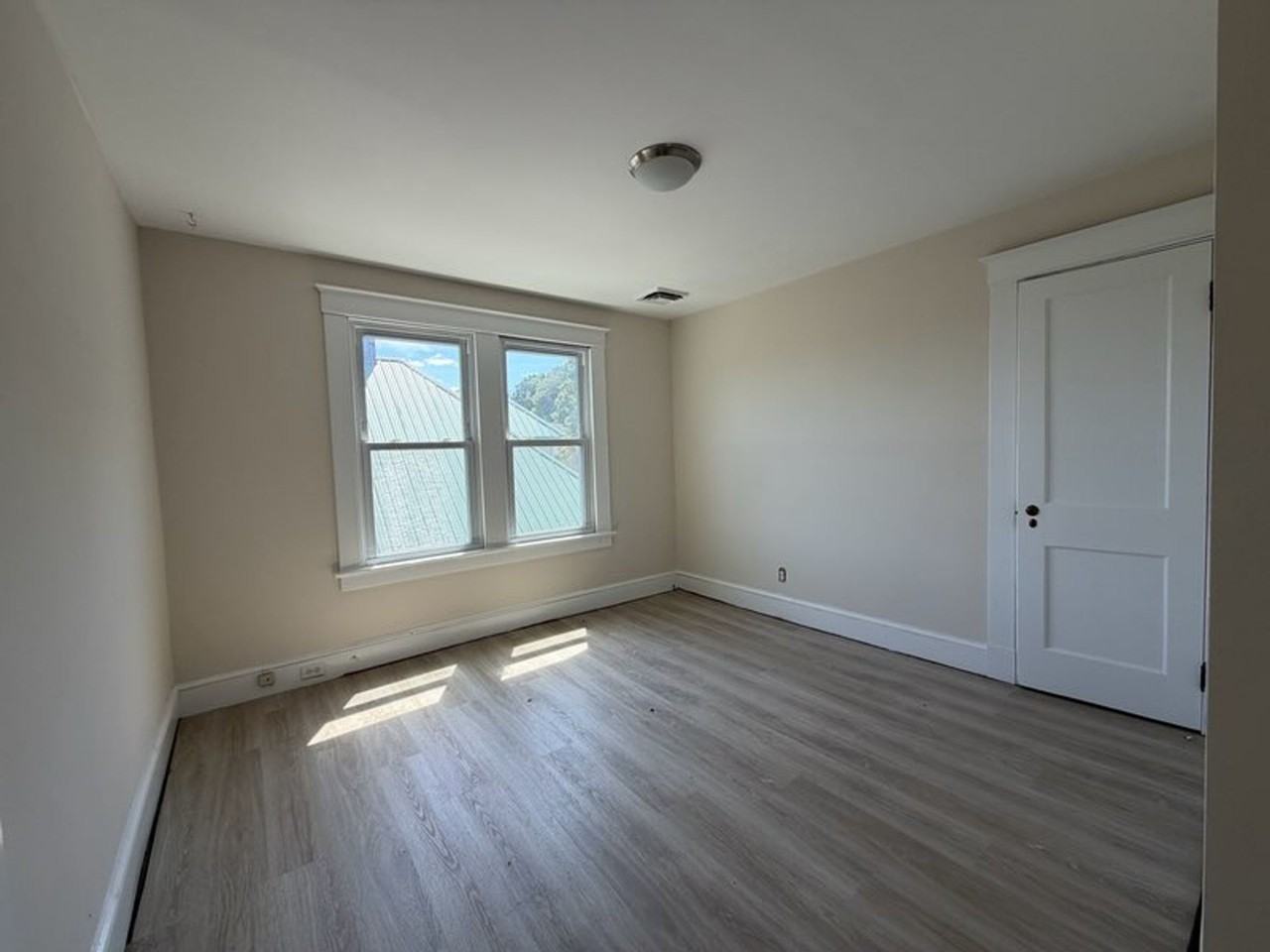 887 Howe Ave - Photo 5 of 17