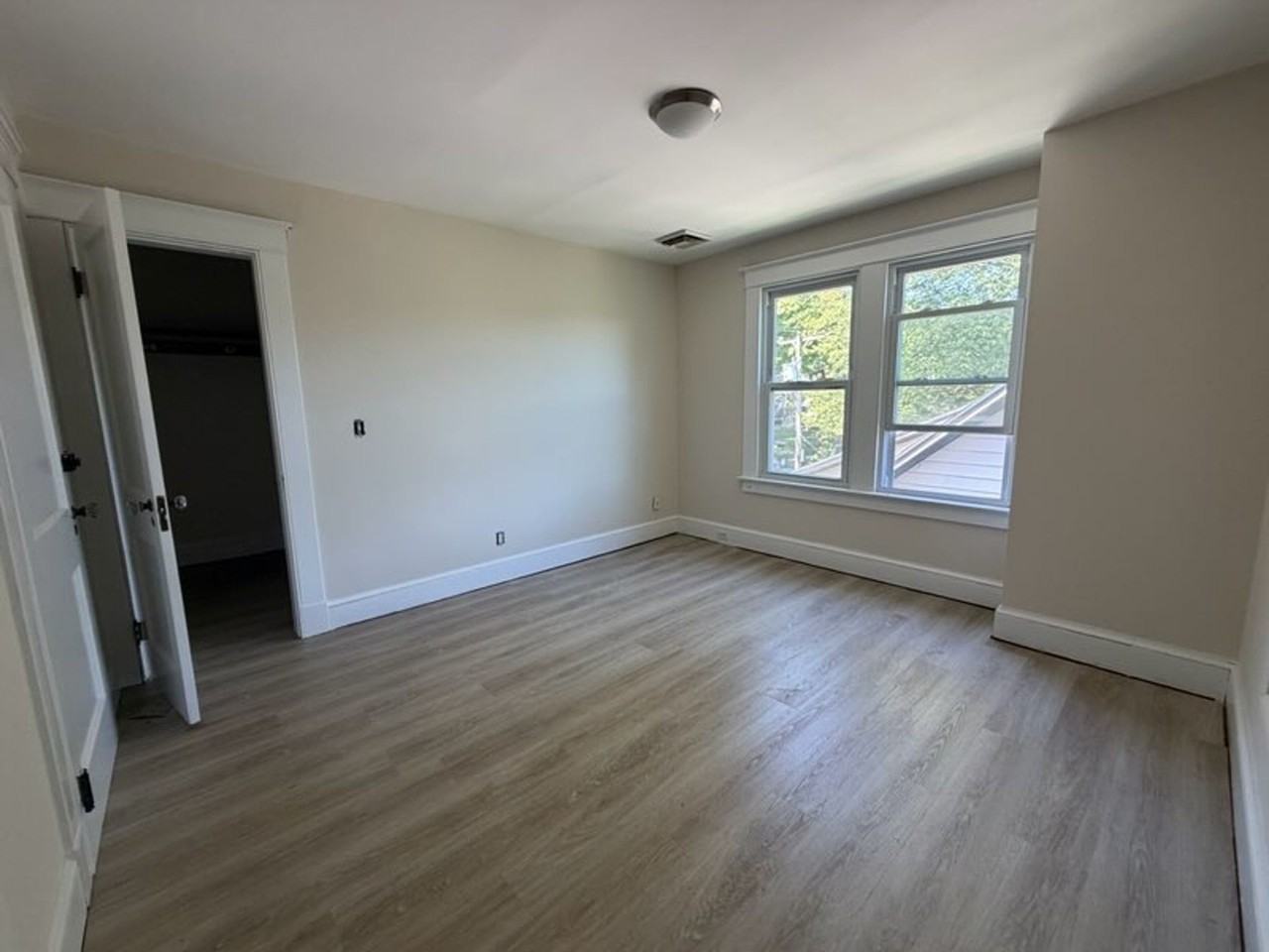 887 Howe Ave - Photo 7 of 17