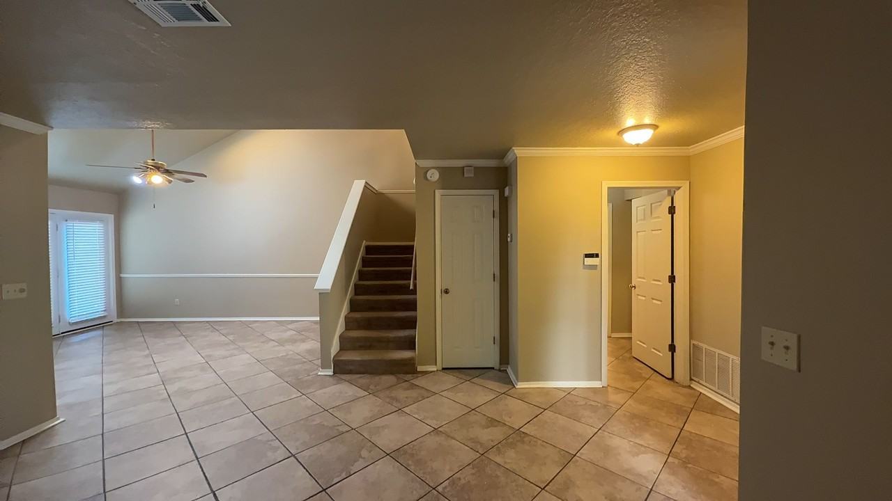 2811 W 62nd St - Photo 4 of 28