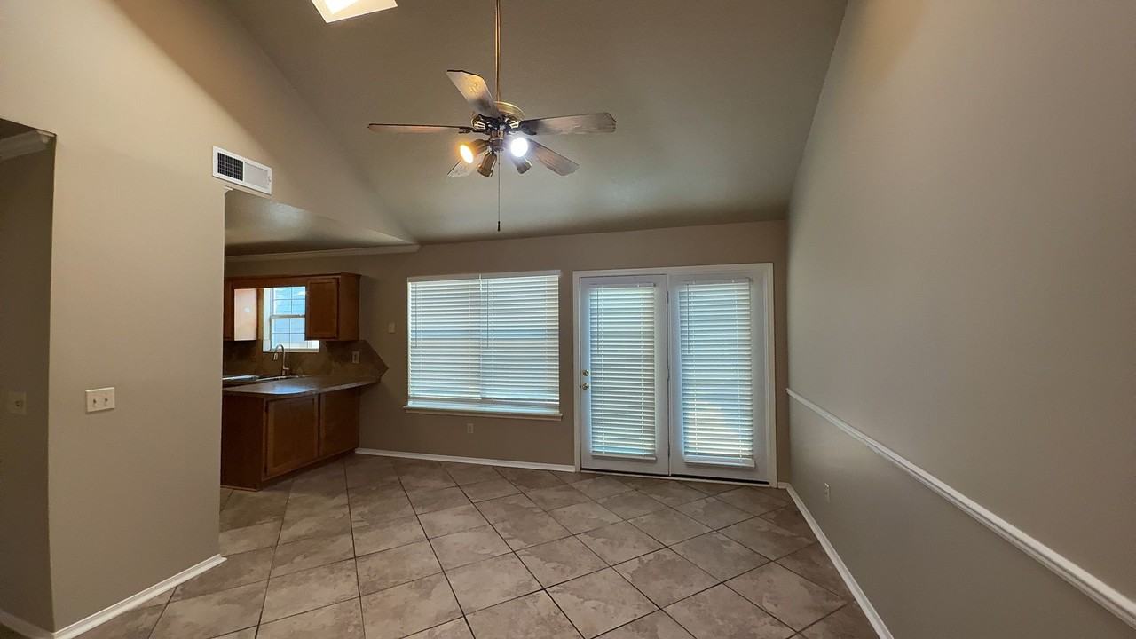 2811 W 62nd St - Photo 5 of 28