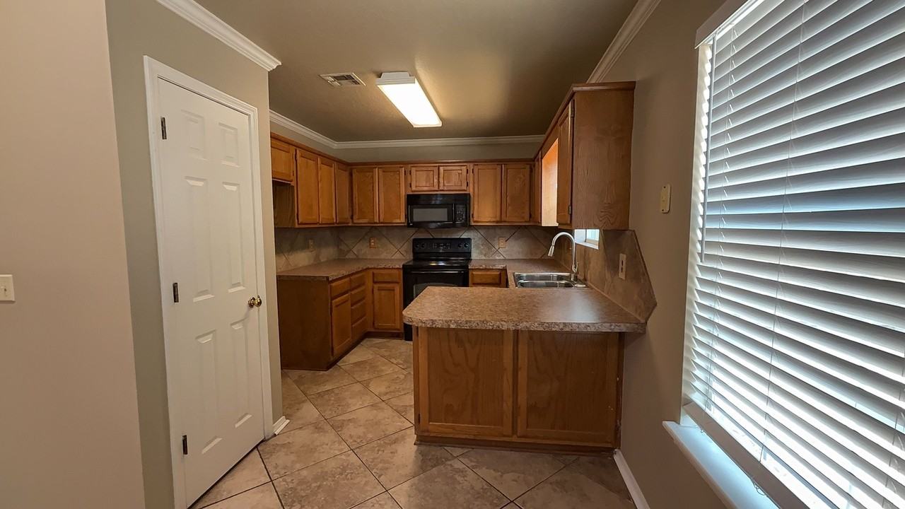 2811 W 62nd St - Photo 6 of 28