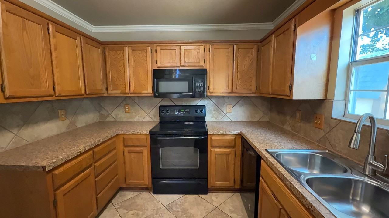 2811 W 62nd St - Photo 7 of 28