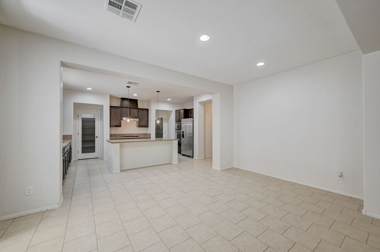 6637 Cliff Shore Ct - Photo 7 of 50
