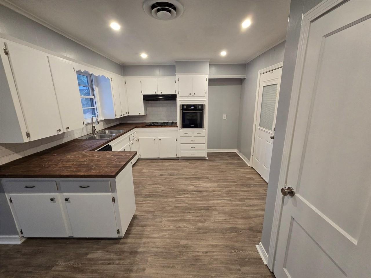 233 Roma Dr - Photo 3 of 9
