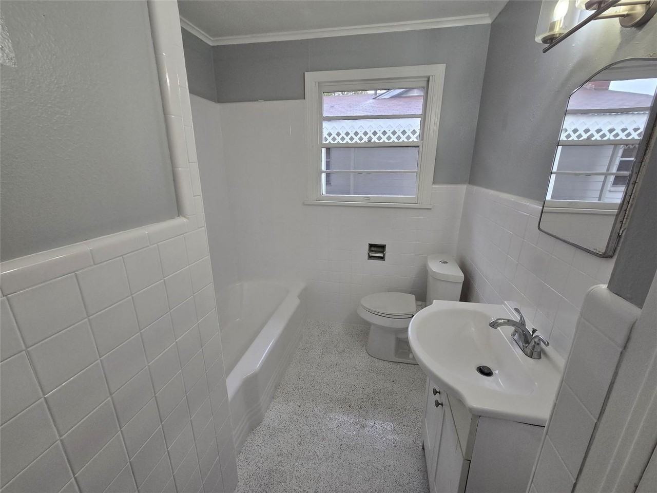 233 Roma Dr - Photo 6 of 9